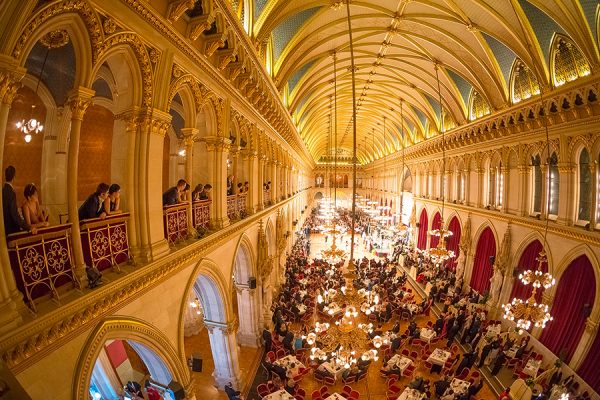 Fest-Saal im Wiener Rathaus von der Galerie